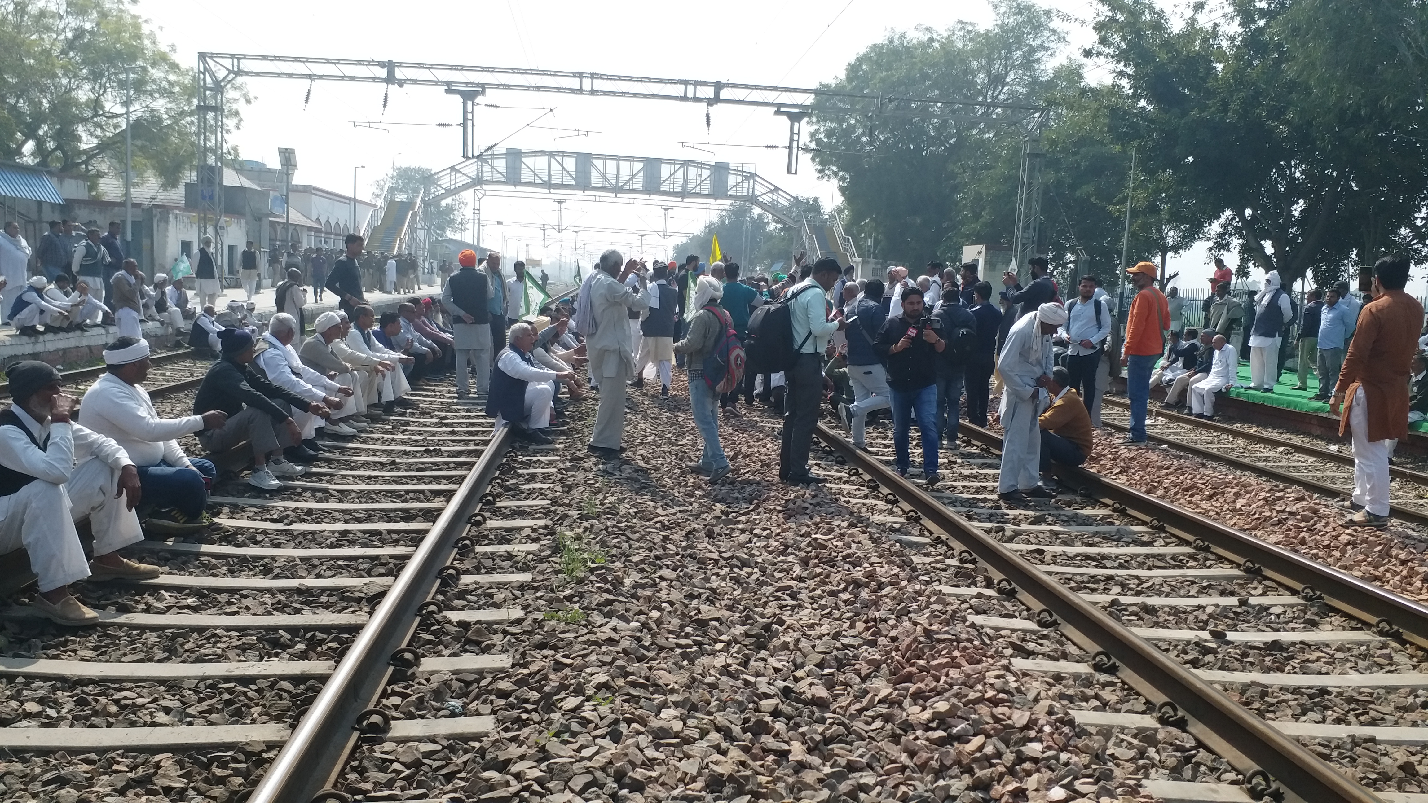 Farmers at karnal seating at the track for protest against agriculture law