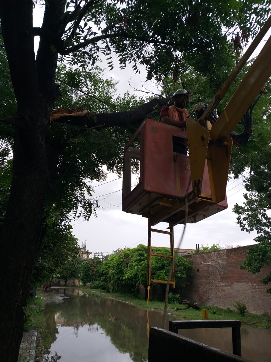 heavy rain and strong storm come in karnal