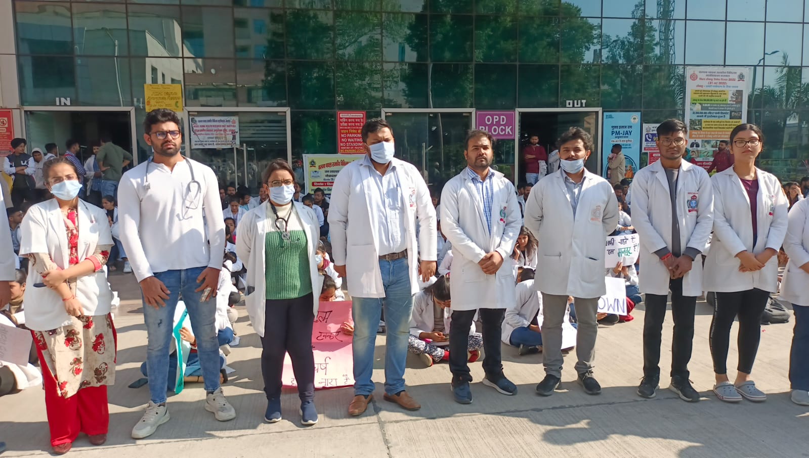 Protest against bond policy in Karnal Warning to close Karnal Medical College OPD