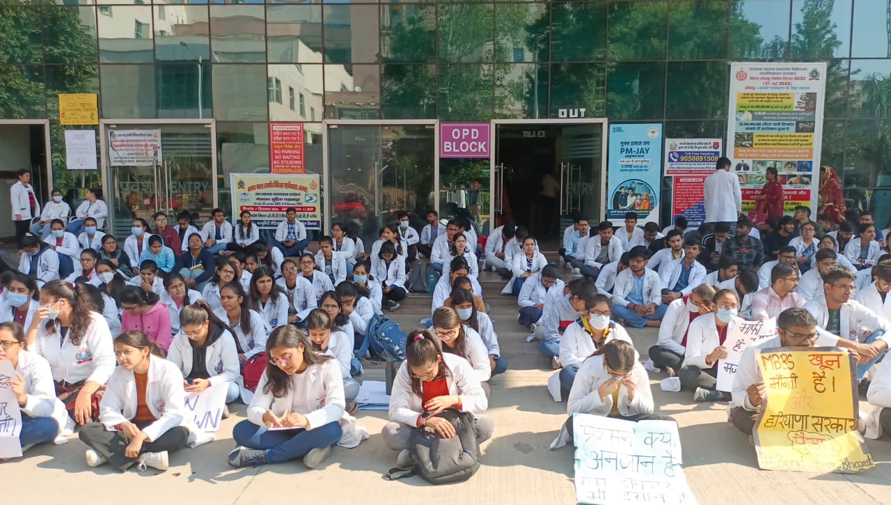 Protest against bond policy in Karnal Warning to close Karnal Medical College OPD