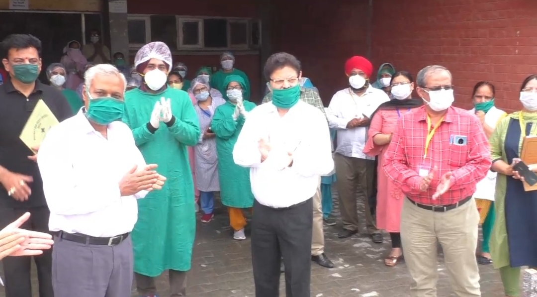 doctors team encouraged the corona infected woman to be healthy