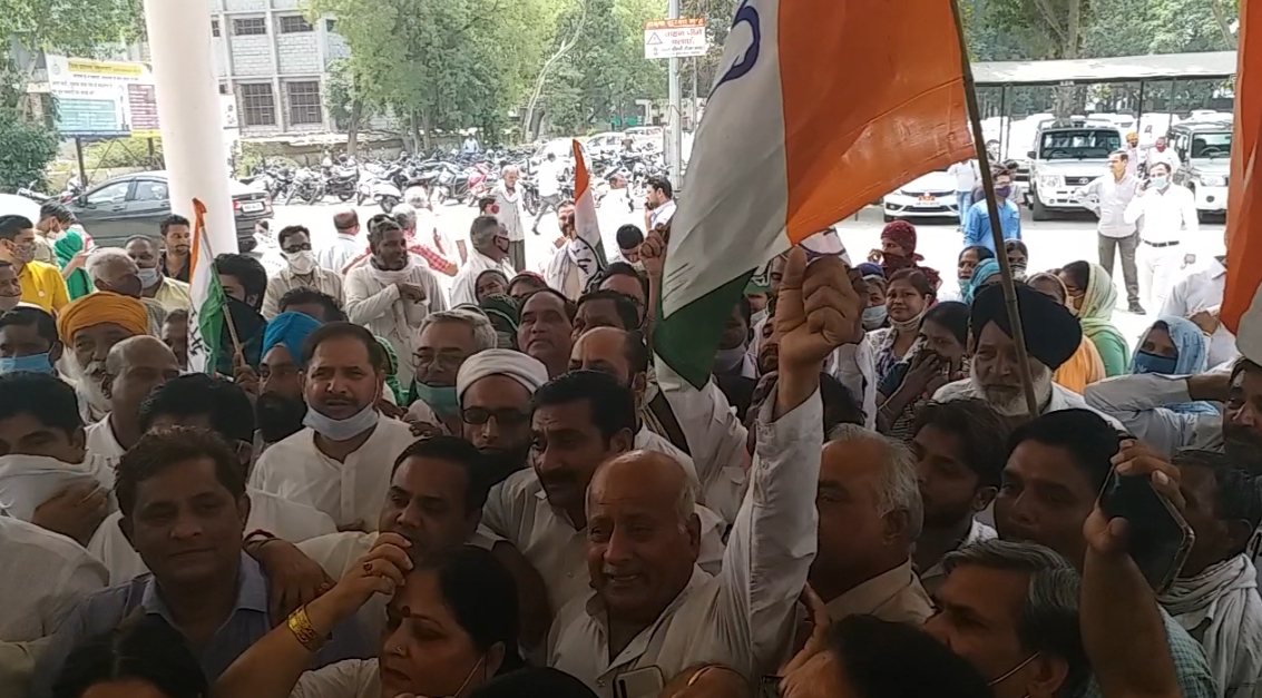 lathi charge farmers rohtak congress protest, लाठी चार्ज किसान रोहतक कांग्रेस प्रदर्शन