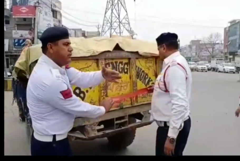 traffic police put reflectors on vehicles in yamunanagar