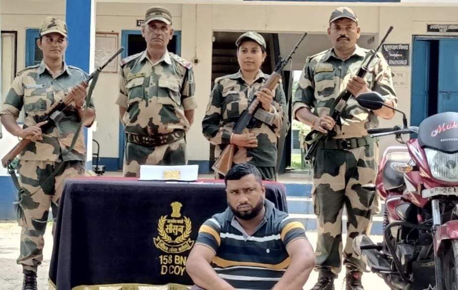 BSF arrests two Indian smugglers, BSF seized gold, Gold smugglers arrest in west Bengal, Wesh bengal crime news, ಇಬ್ಬರು ಭಾರತೀಯ ಸ್ಮಗ್ಲರ್​ಗಳನ್ನು ಬಂಧಿಸಿದ ಬಿಎಸ್ಎಫ್, ಚಿನ್ನವನ್ನು ವಶಪಡಿಸಿಕೊಂಡ ಬಿಎಸ್ಎಫ್, ಪಶ್ಚಿಮ ಬಂಗಾಳದಲ್ಲಿ ಗೋಲ್ಡ್​ ಸ್ಮಗ್ಲರ್​ಗಳ ಬಂಧನ, ಪಶ್ಚಿಮ ಬಂಗಾಳ ಅಪರಾಧ ಸುದ್ದಿ,