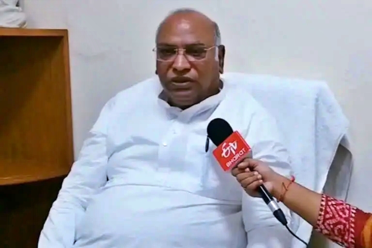 Mallikarjun Kharge nomination fill  Congress president election  Congress president election 2022  Congress leader Mallikarjun Kharge  ನಾಮಪತ್ರ ಸಲ್ಲಿಸಿದ ಮಲ್ಲಿಕಾರ್ಜುನ್​ ಖರ್ಗೆ  ಕಾಂಗ್ರೆಸ್​ ಅಧ್ಯಕ್ಷ ಚುನಾವಣೆ  ಕಾಂಗ್ರೆಸ್​ ಅಧ್ಯಕ್ಷ ಚುನಾವಣೆ 2022  ಕಾಂಗ್ರೆಸ್ ಅಧ್ಯಕ್ಷ ಸ್ಥಾನಕ್ಕೆ ನಾಮಪತ್ರ ಸಲ್ಲಿಕೆ  ಖರ್ಗೆ ಕಾಂಗ್ರೆಸ್​ ಅಧ್ಯಕ್ಷ ಸ್ಥಾನಕ್ಕೆ ನಾಮಪತ್ರ  ಎಐಸಿಸಿ ಕಚೇರಿಗೆ ತೆರಳಿದ ಮಲ್ಲಿಕಾರ್ಜುನ ಖರ್ಗೆ  ಶಶಿ ತರೂರ್​ ಸಹ ನಾಮಪತ್ರ ಸಲ್ಲಿಸುವ ಸಾಧ್ಯತೆ  ಕಾಂಗ್ರೆಸ್​ ಅಧ್ಯಕ್ಷೀಯ ರೇಸ್‌ನಲ್ಲಿ ಮುಂಚೂಣಿ