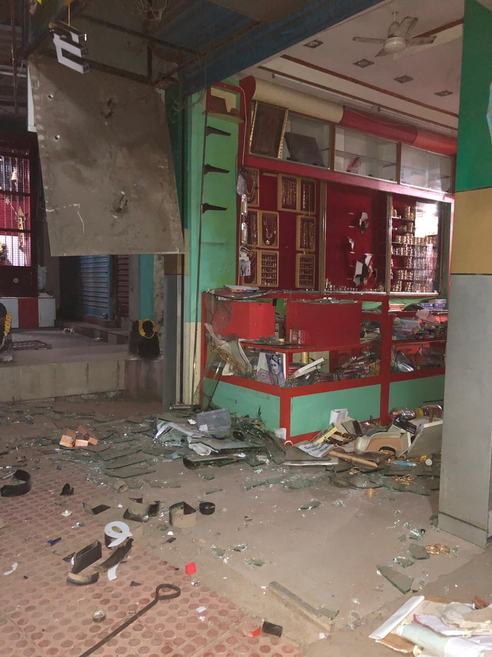 அதிமுக பிரமுகர்  கடை சுறையாடல்  ADMk shop  vandalised by someone