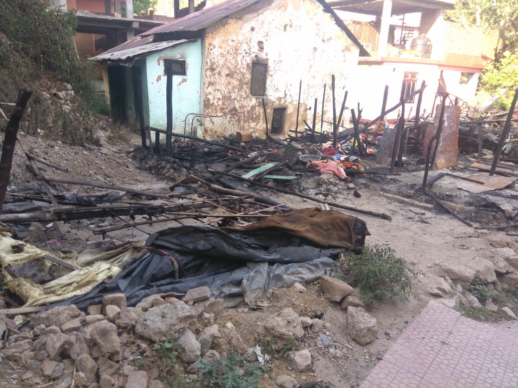 fire caught in huts in solan