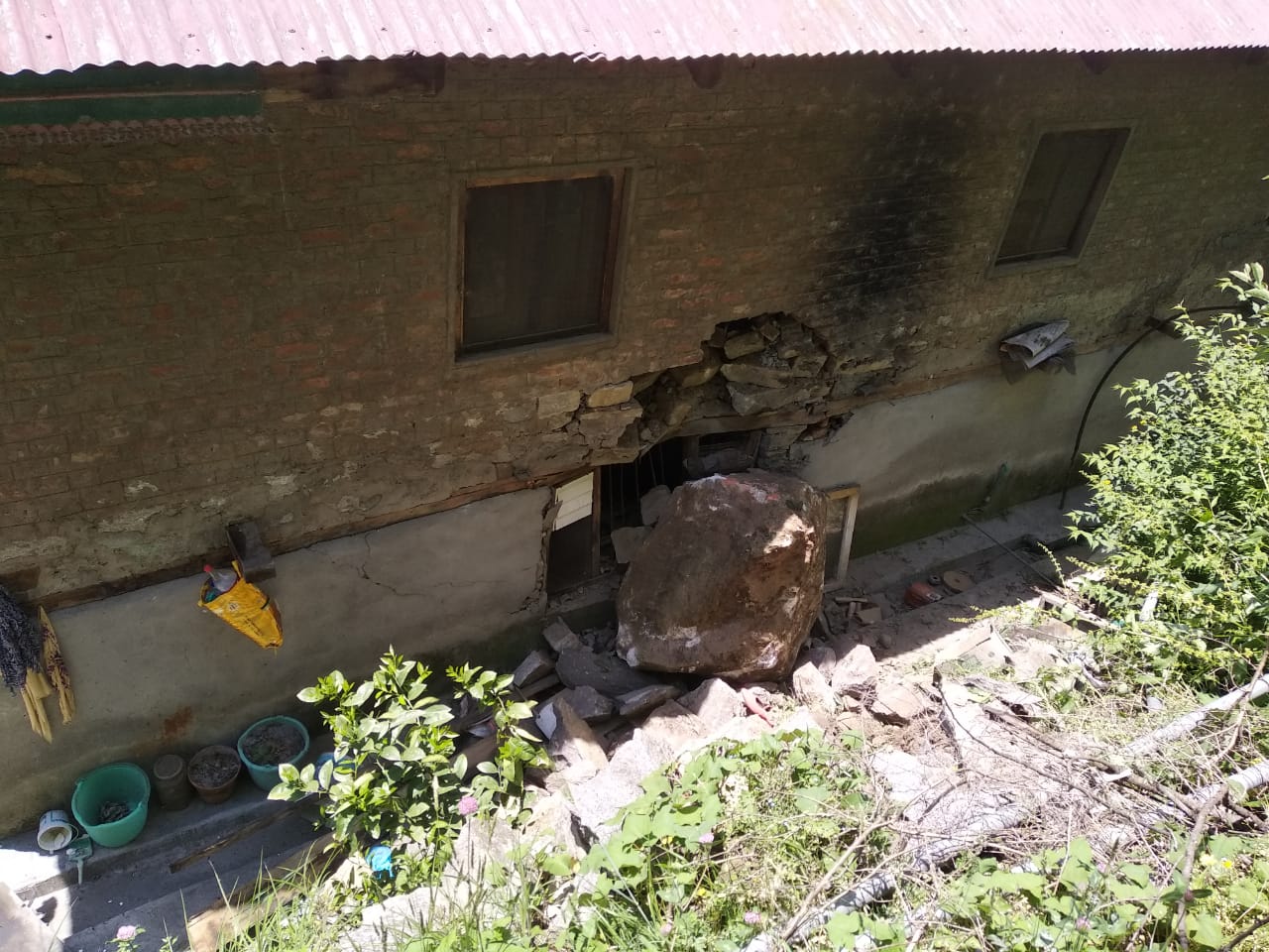 kullu, rock collided from 6 houses in kullu