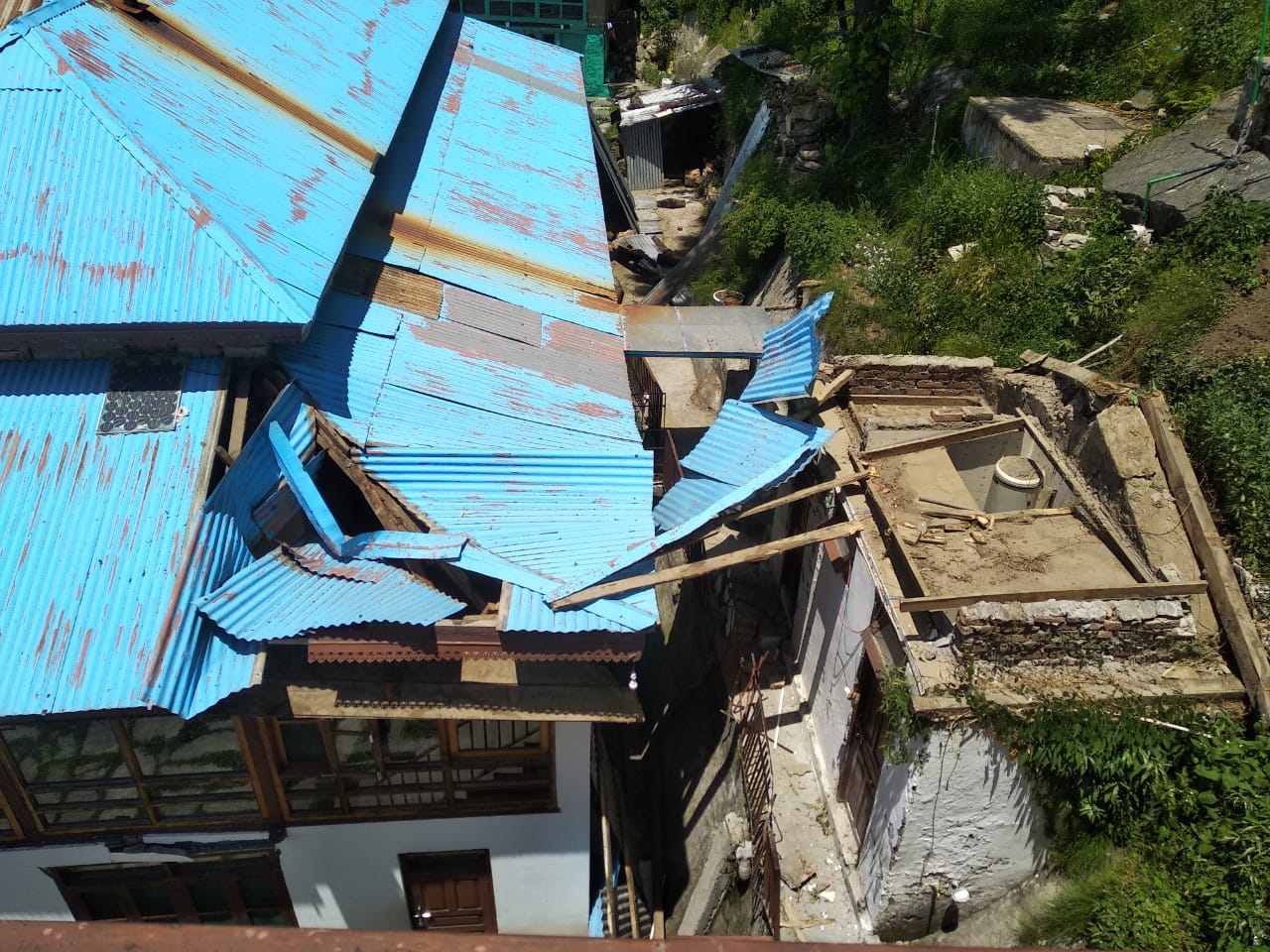 kullu, rock collided from 6 houses in kullu