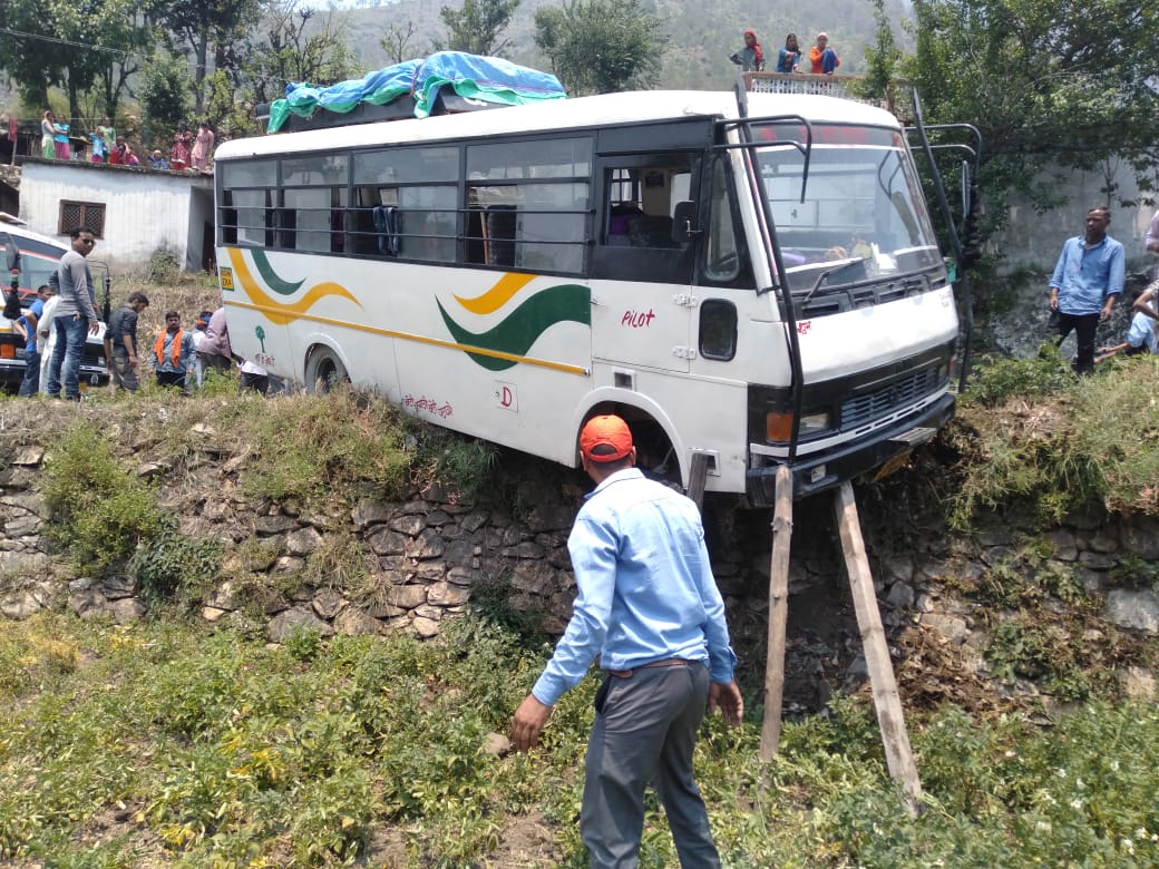 bus filled with pilgrims of rajasthan met with an accident