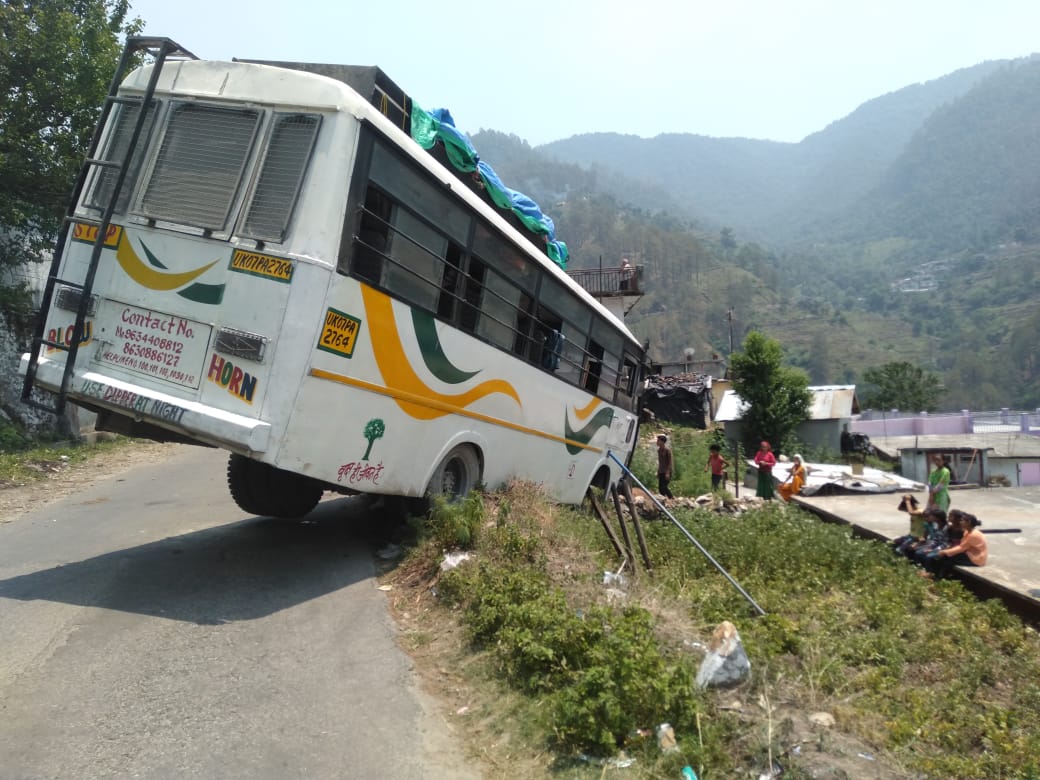 bus filled with pilgrims of rajasthan met with an accident