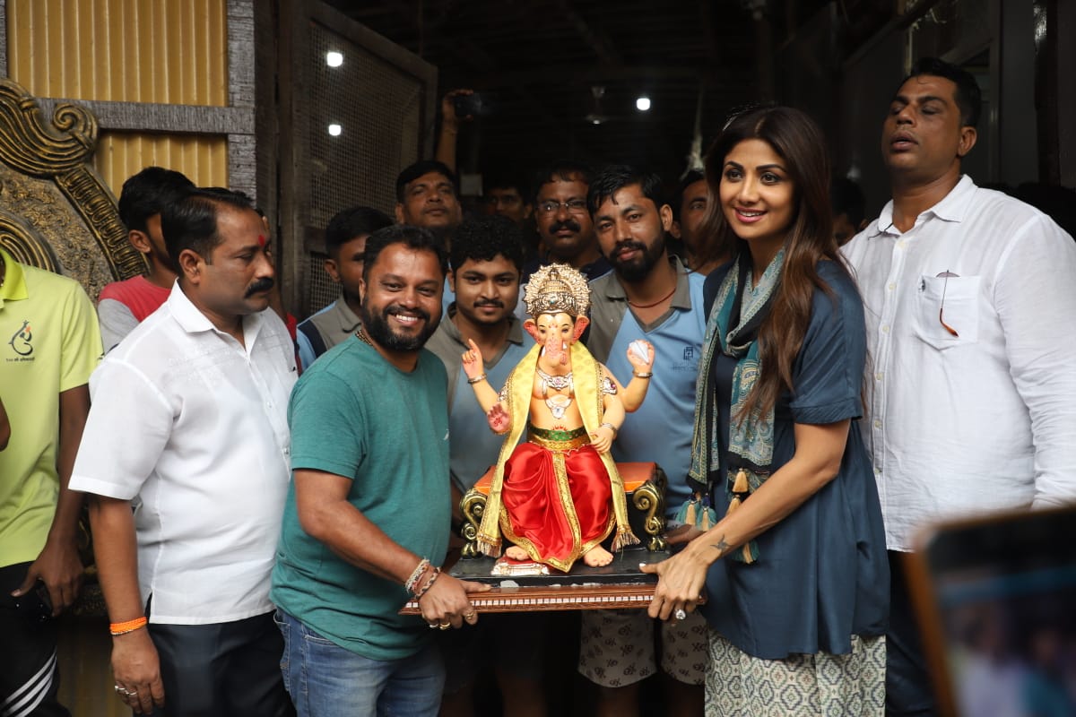 Shilpa Shetty takes home Ganpati