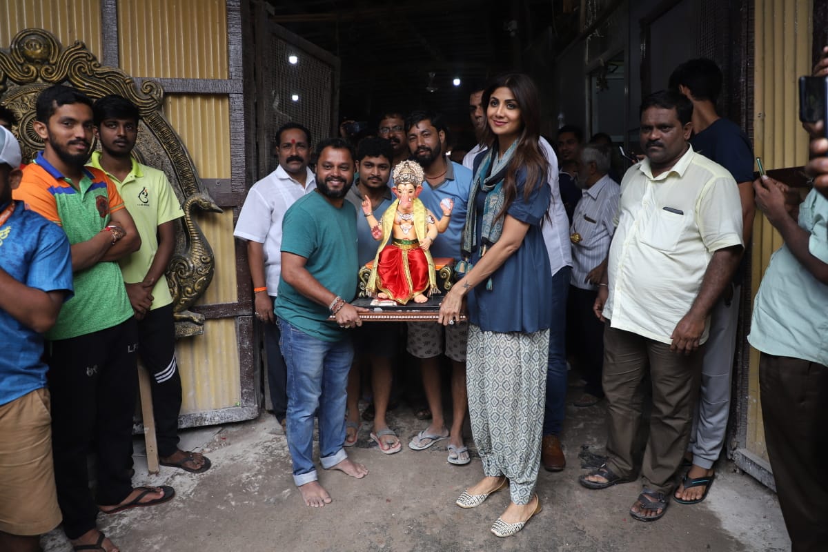 Shilpa Shetty takes home Ganpati