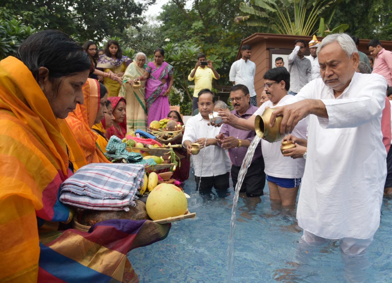 अपने परिजनों के साथ सीएम नीतीश