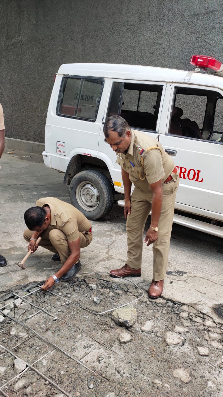 கம்பிகளை அகற்றும் காவல்துறையினர்