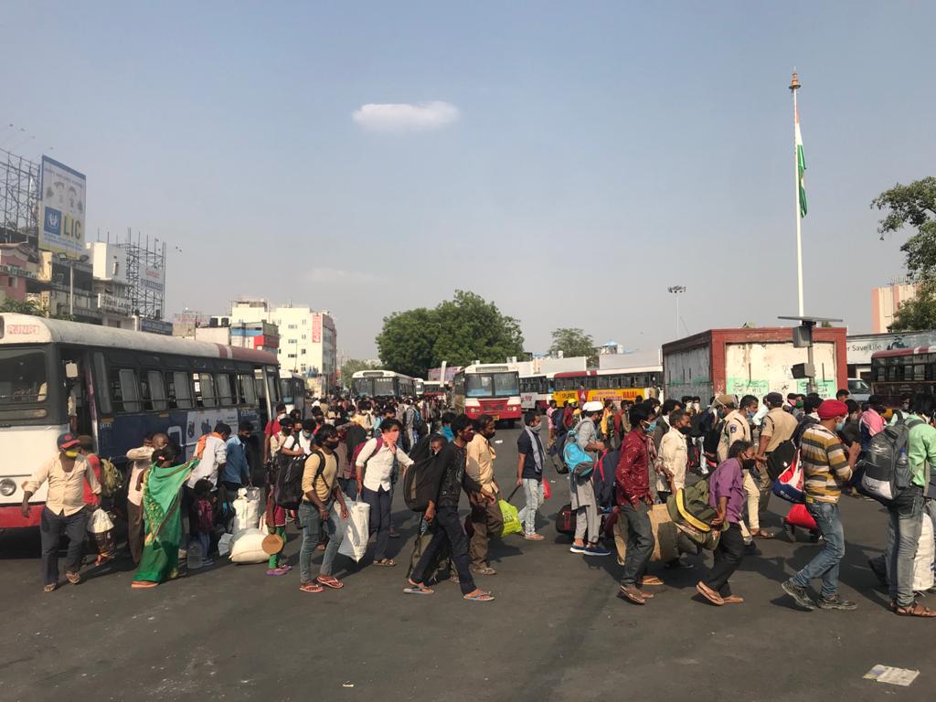 thousands of migrant labours at secunderabad railway station