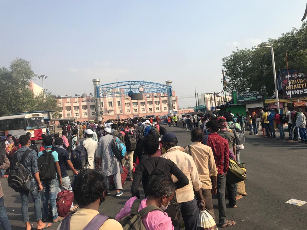 thousands of migrant labours at secunderabad railway station