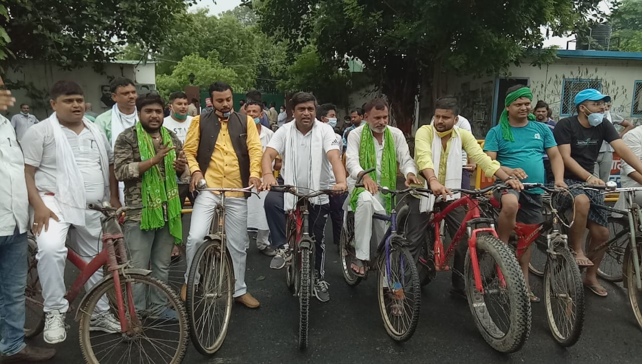Tejashwi Yadav cycle march against increasing of Petrol diesel prices in patna