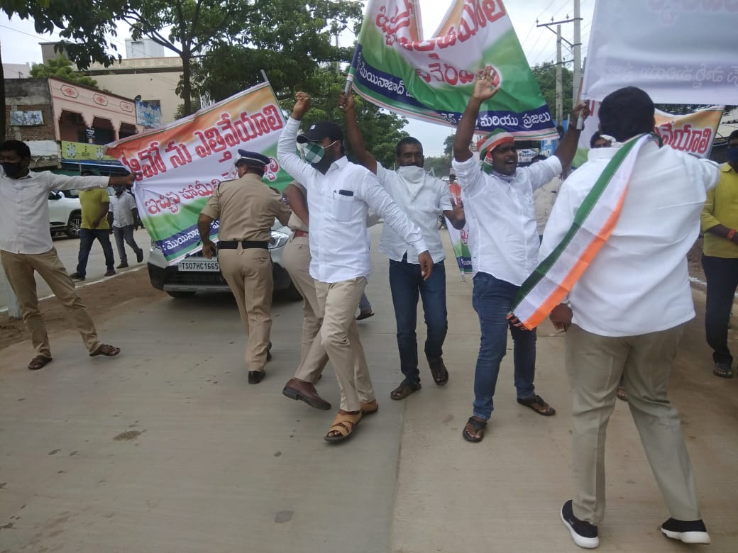 akhila paksham leaders stopped minister ktr convoy