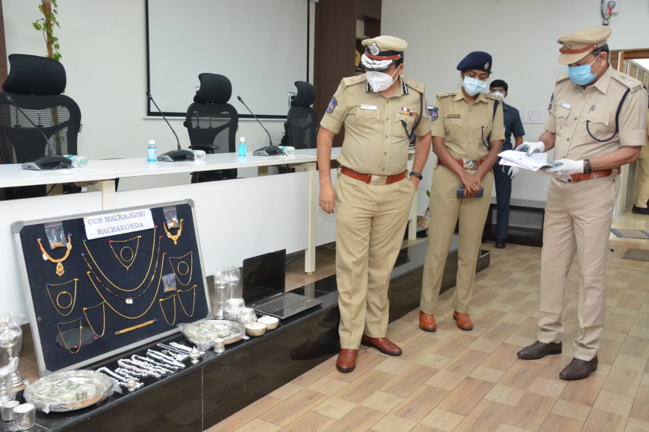 Police recovered ornaments and cash from the duo