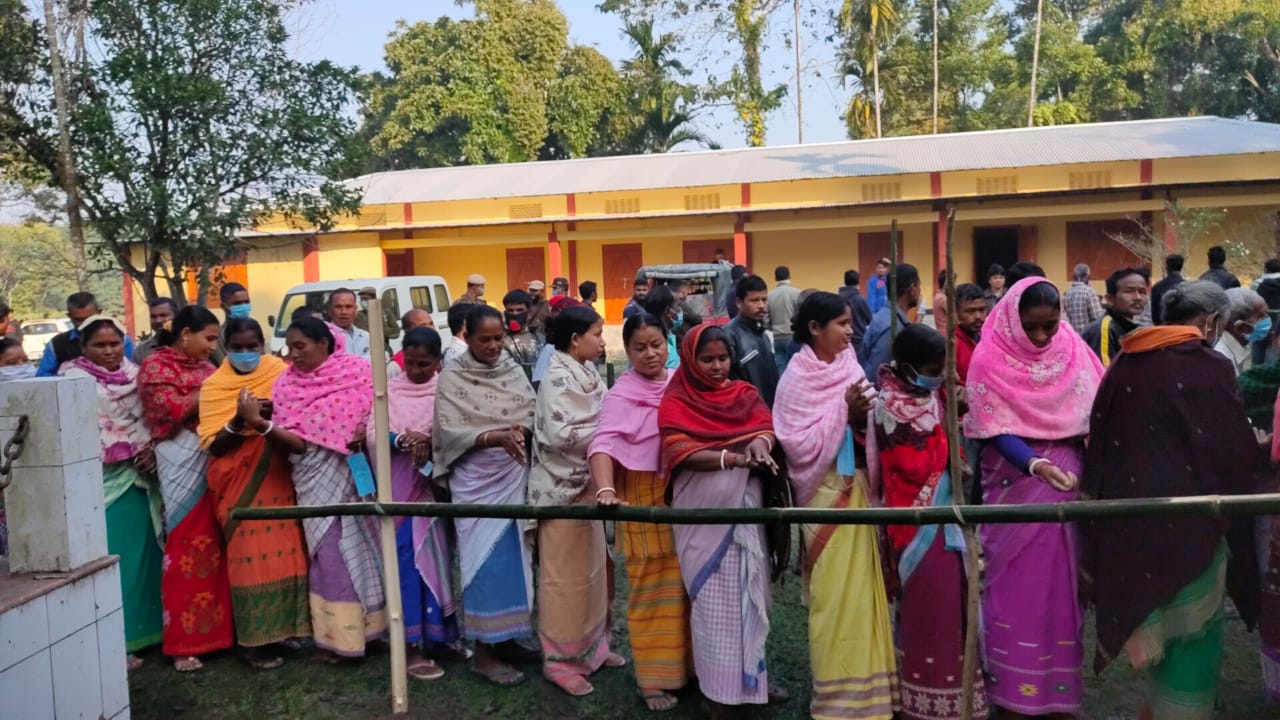 voter in queue to caste their votes