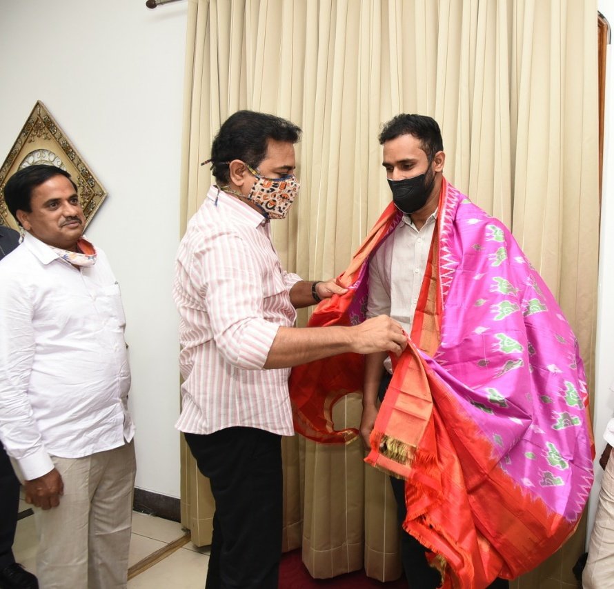 INDIAN CRICKETER HANUMAVIHARI MET MINISTER KTR IN PRAGATHI BHAVAN.