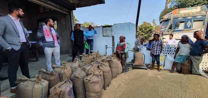 ধান ক্ৰয় কেন্দ্ৰ পৰিদৰ্শন ডিব্ৰুগড় জিলা উপায়ুক্তৰ