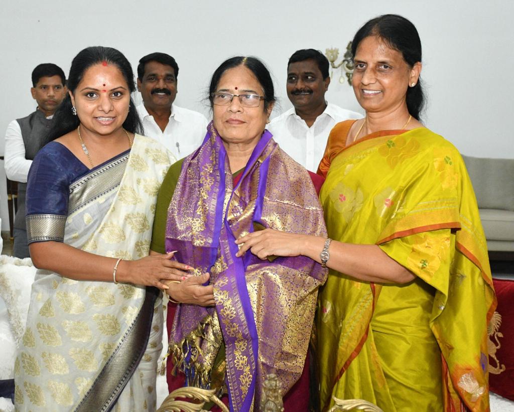 mlc vanidevi meet cm kcr at pragathi bhavan