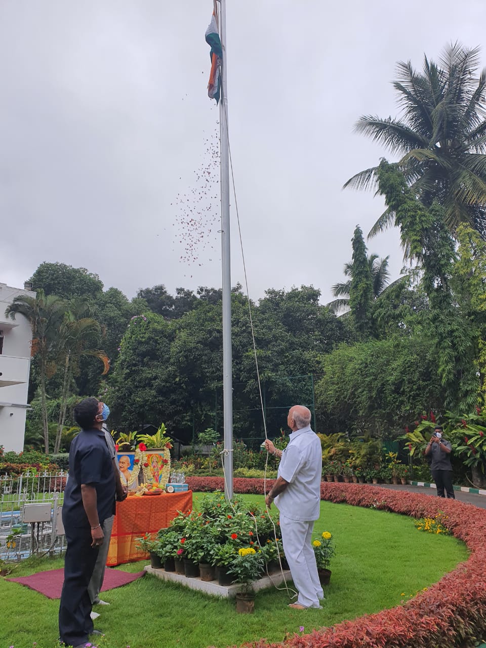 ಧ್ವಜಾರೋಹಣ ನೇರವೇರಿಸಿದ  ಬಿ.ಎಸ್​.ಯಡಿಯೂರಪ್ಪ