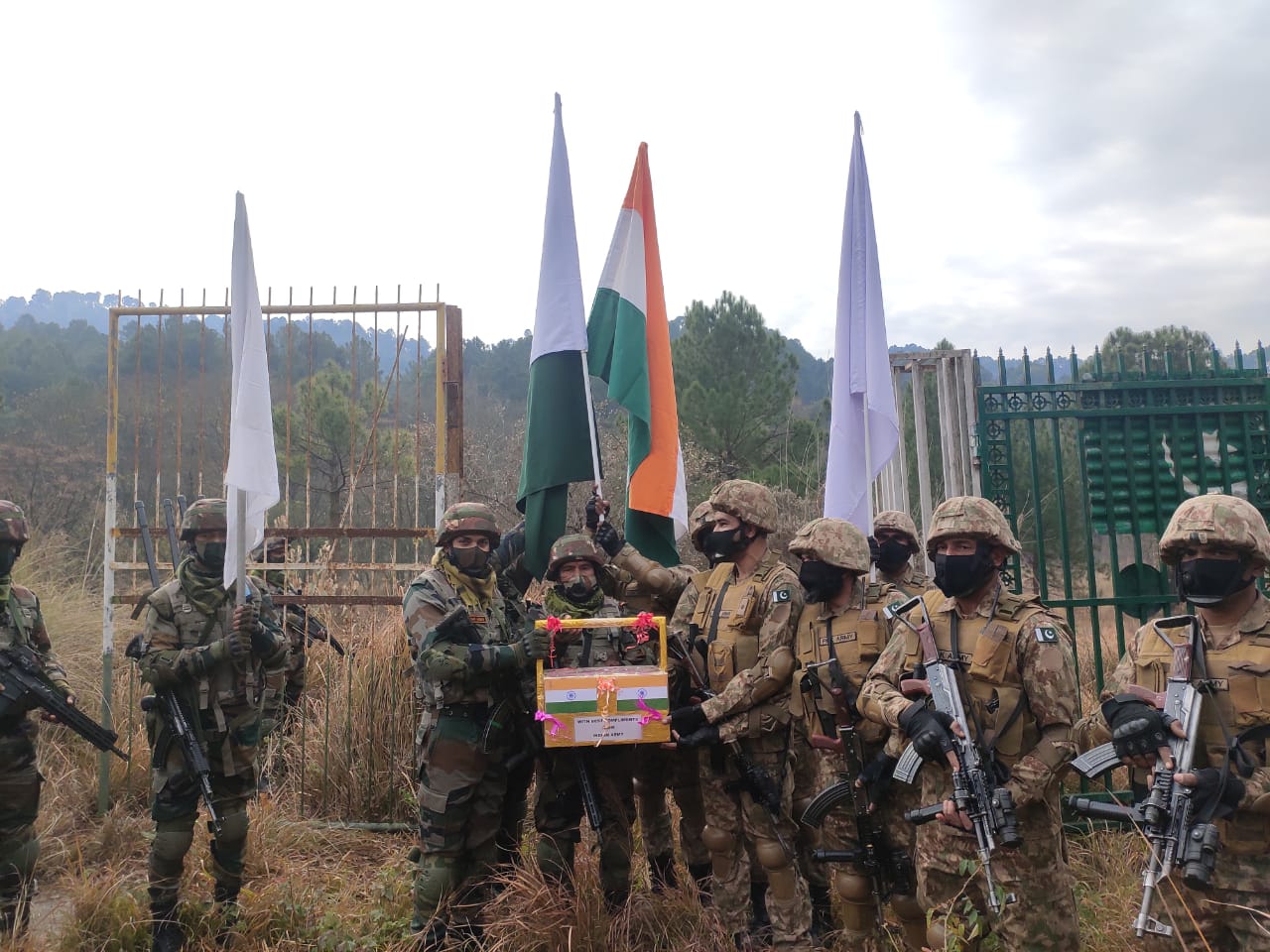 India Pak Army exchanged sweets on New Year  indian army celebrates new year  pak army celebrates new year  മധുരം പങ്കുവച്ച് ഇന്ത്യ പാക് സൈന്യങ്ങൾ  പുതുവർഷം ആഘോഷിച്ച് ഇന്ത്യൻ സൈന്യം  പുതുവർഷം ആഘോഷിച്ച് പാക് സൈന്യം