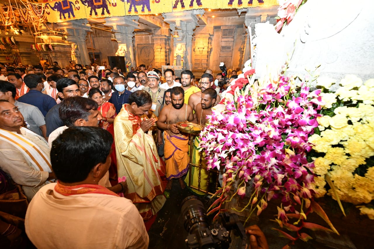 यादाद्री मंदिर में पूजा अर्चना करते सीएम केसीआर