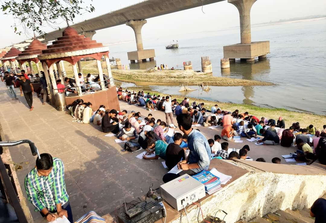 students at Banks Of River Ganga  Bihar Govt Job  പഠിക്കാൻ ഗംഗ തീരത്ത് ഒത്തുകൂടി ഉദ്യാർഥികള്‍  latest national news  വൈറൽ ചിത്രങ്ങള്‍  ബിഹാർ സർക്കാർ ഉദ്യോഗാർഥികള്‍  ഗംഗ തീരത്ത് പുസ്‌തകങ്ങളുമായി വിദ്യാർഥികള്‍