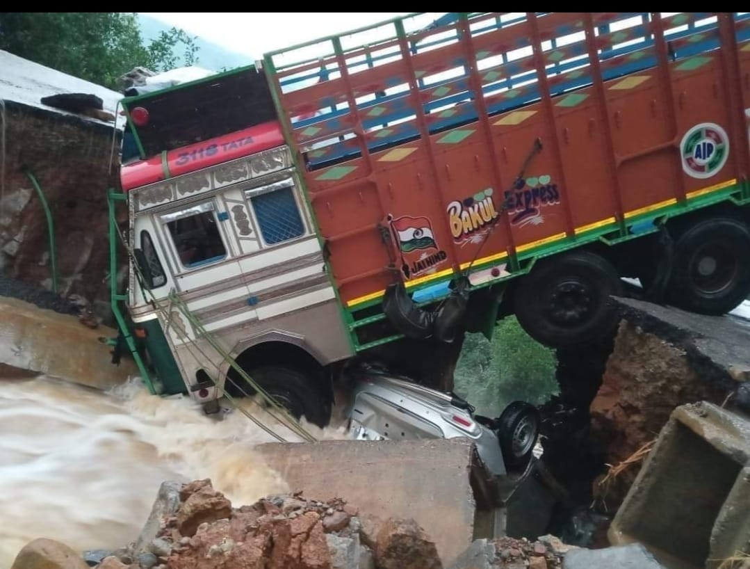 ഗുവാഹത്തി സിൽചാർ റോഡിൽ വൻ മണ്ണിടിച്ചിൽ  Massive landslide on Guwahati Silchar road  Traffic on National Highway 6 comes to a standstill  ദേശീയപാതയിൽ ഗതാഗതം സ്‌തംഭിച്ചു  Guwahati Silchar road  heavy land sliding in assam  അസമിലും മേഘാലയയിലും കനത്ത മഴ തുടരുന്നു  മണ്ണിടിച്ചിലിനെത്തുടർന്ന് ആശയവിനിമയം വിച്ഛേദിക്കപ്പെട്ടു