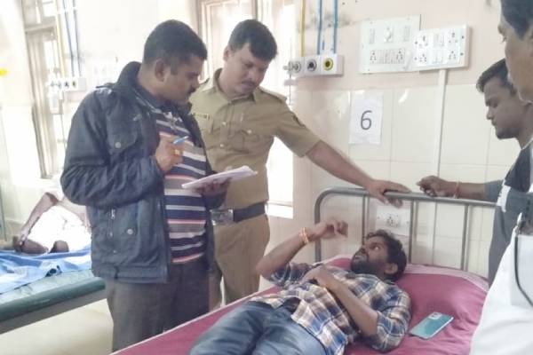 attack on young man in Shivamogga  Dicchi mubarak attack on young man  Shivamogga crime news  144 section in Shivamogga  ಶಿವಮೊಗ್ಗ ಜಿಲ್ಲೆಯಲ್ಲಿ ಮತ್ತೊಂದು ಹಲ್ಲೆ ಪ್ರಕರಣ  ಭದ್ರಾವತಿಯಲ್ಲಿ ಡಿಚ್ಚಿ ಮುಬಾರಕ್​ನಿಂದ ಯುವಕನ ಮೇಲೆ ಹಲ್ಲೆ  ಶಿವಮೊಗ್ಗ ಜಿಲ್ಲೆಯಲ್ಲಿ ಯುವಕನಿಗೆ ಚಾಕು ಇರಿದ ಪ್ರಕರಣ  ಡಿಚ್ಚಿ ಮುಬಾರಕ್​ನಿಂದ ಹಲ್ಲೆ  ಮದ್ಯ ಮಾರಾಟ ಬಂದ್