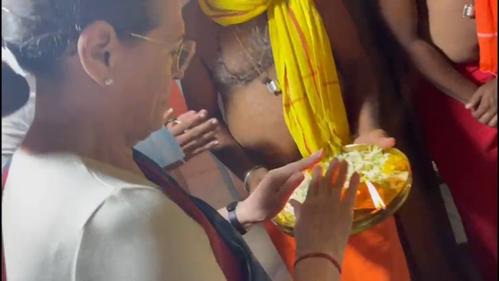 Sonia Gandhi offering Dasara Prayers