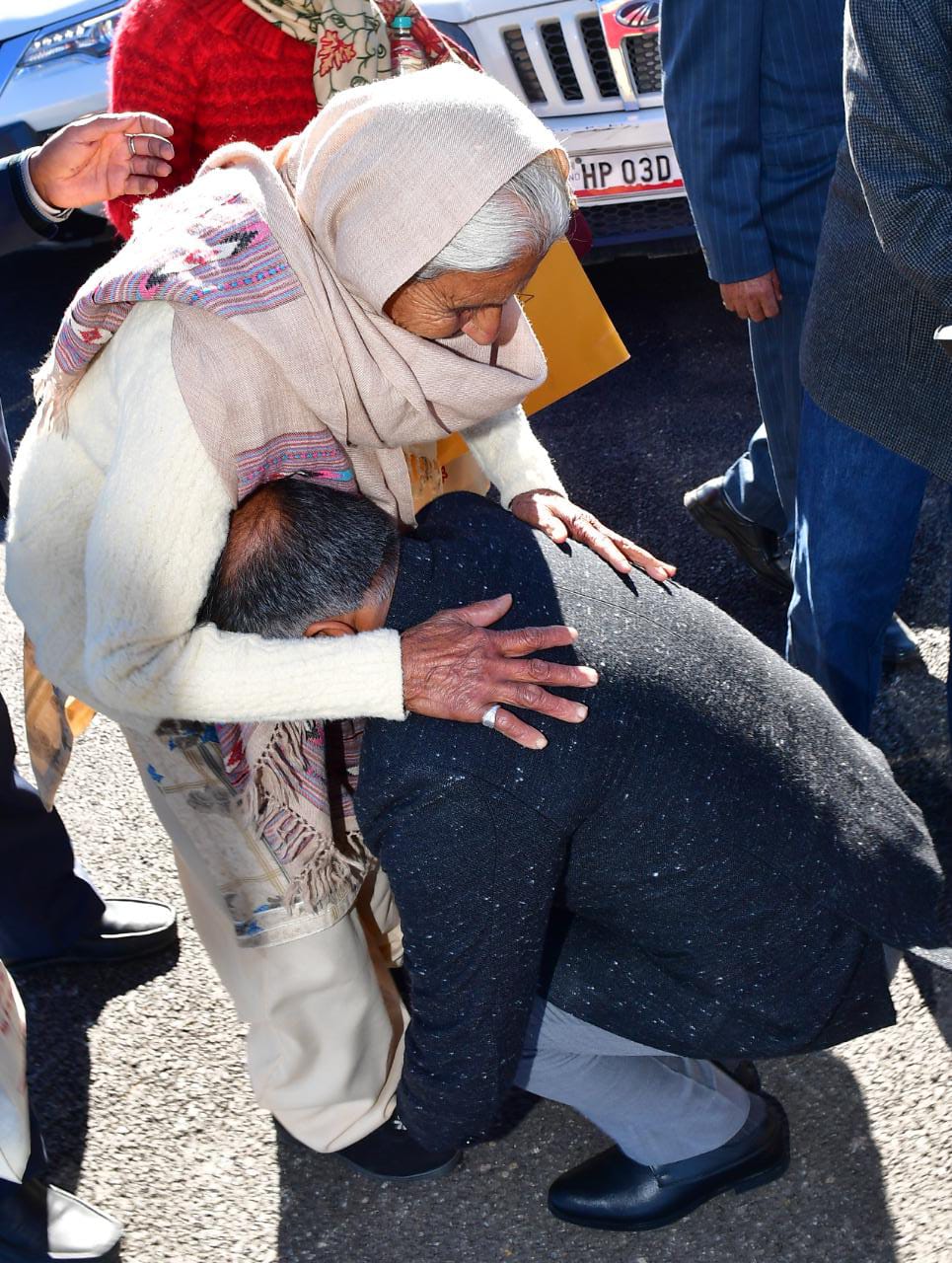 Sukhvinder Singh Sukhu took mother blessings before taking oath