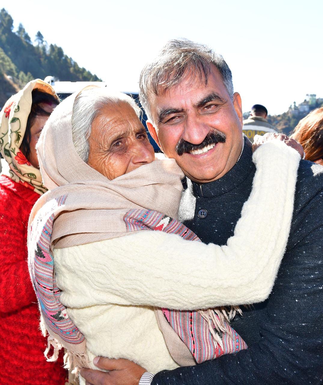 Sukhvinder Singh Sukhu took mother blessings before taking oath