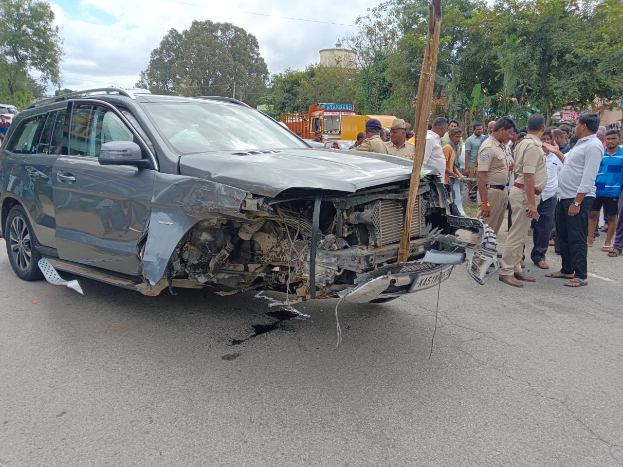 पीएम मोदी के भाई की कार मैसूर में दुर्घटनाग्रस्त