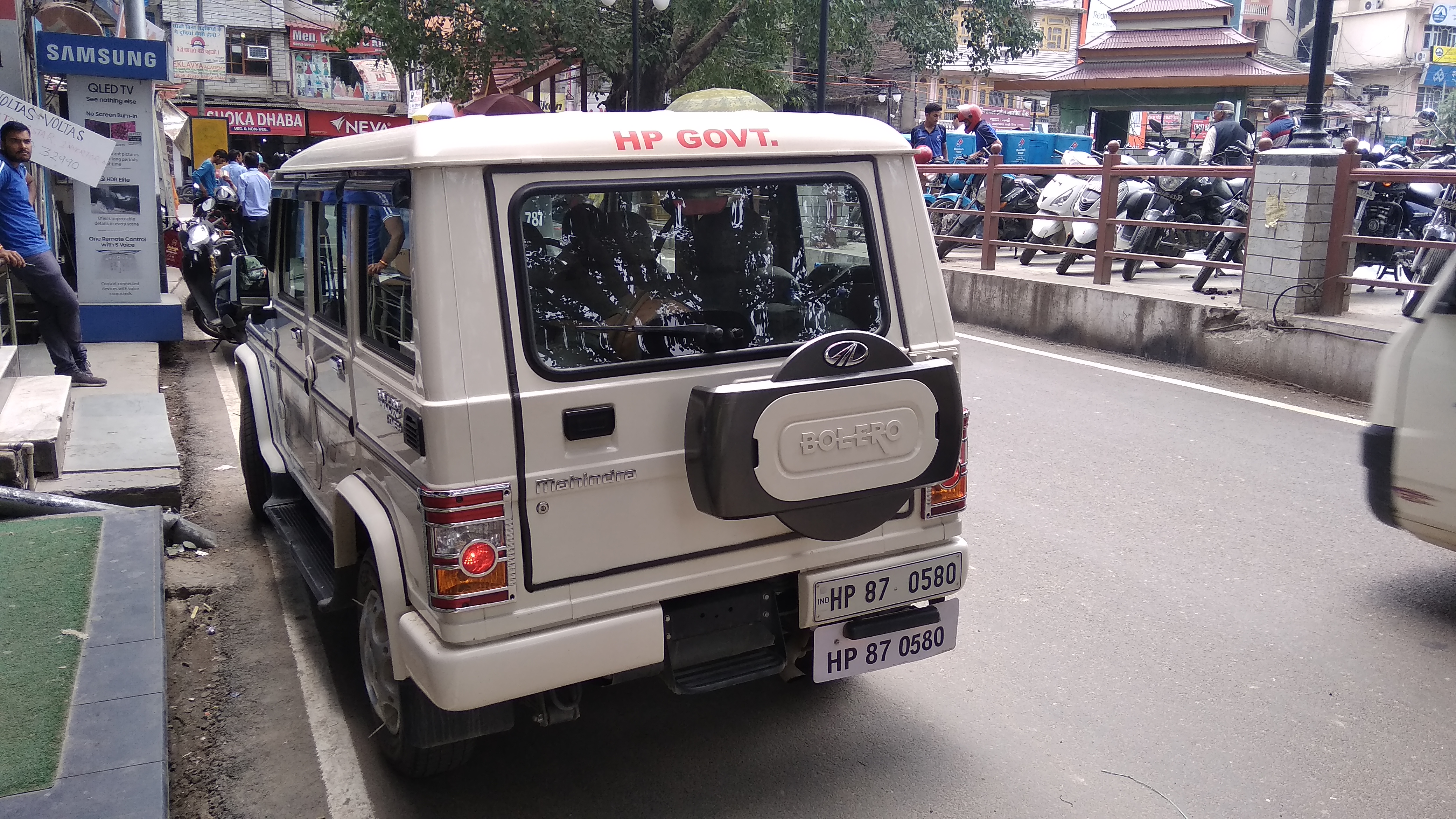 mandi, Government vehicles parked in NO parking zone