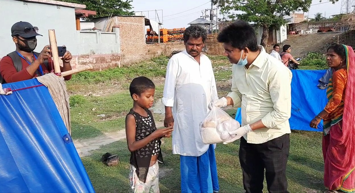 Jap workers distributed rations among the gypsies