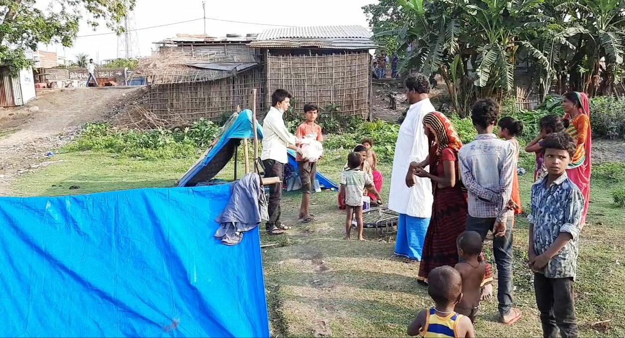 Jap workers distributed rations among the gypsies