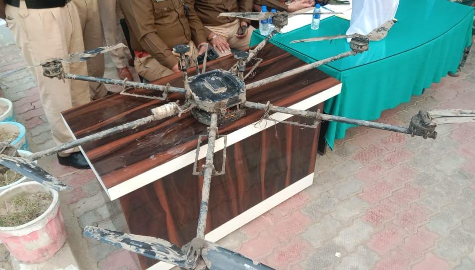 Khemkaran police, drone with seven kilos of heroin