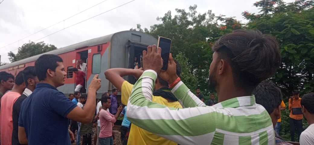 मुंबई-पटना एक्सप्रेस ट्रेन के डिब्बे हुए अलग