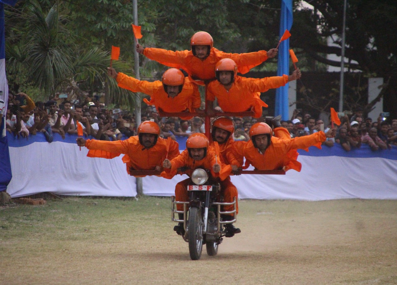 Jawans of BSF Academy Tekanpur showing tricks on bike in Ranchi