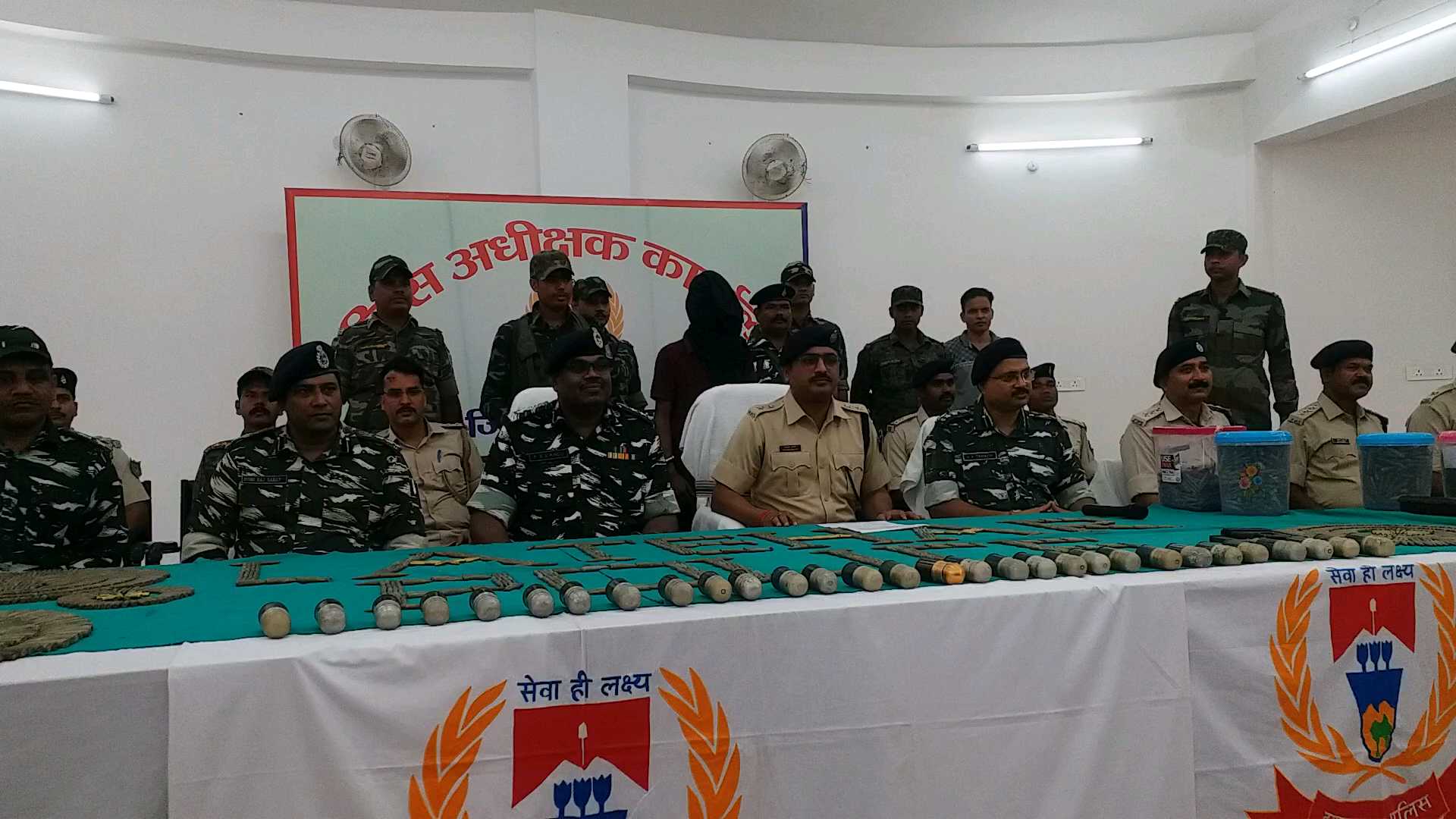 concealed-by-naxalites-weapons-recovered-in-latehar