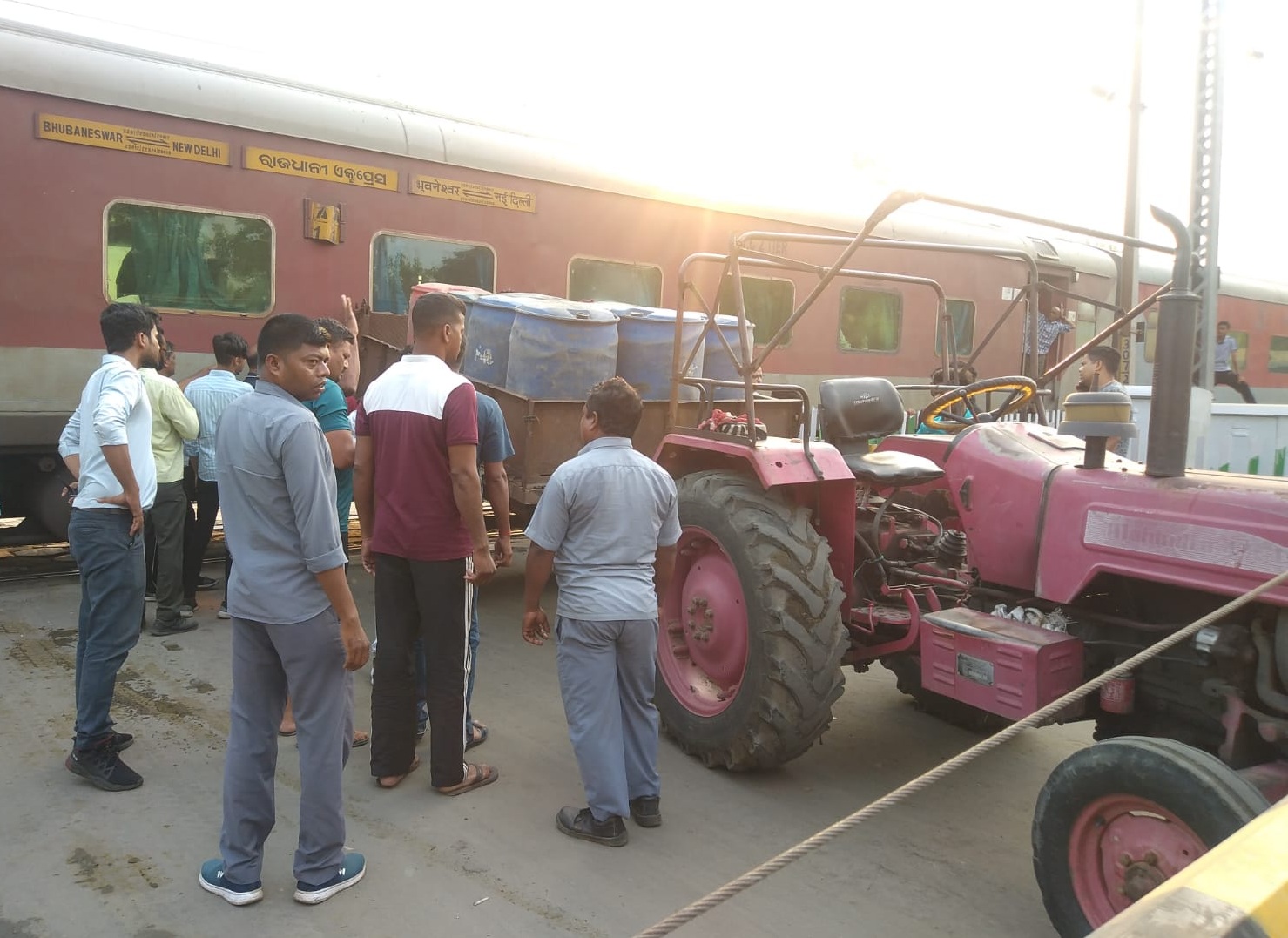 Driver saved Rajdhani Express from accident  Jharkhand News  Bhubaneswar Delhi Rajdhani Express  train accident in bokaro  rajdhani express accident in bokaro  ಕೂದಲೆಳೆ ಅಂತರದಲ್ಲಿ ಮತ್ತೊಂದು ರೈಲು ಅಪಘಾತ ಮಿಸ್  ಚಾಲಕನ ಸಮಯಪ್ರಜ್ಞೆಯಿಂದ ಬದುಕುಳಿತು ನೂರಾರು ಜೀವ  ಒಡಿಶಾ ರೈಲು ದುರಂತದ ಬಳಿಕ ಮತ್ತೊಂದು ರೈಲು  ರೈಲು ಅಪಘಾತ ಸಂಭವಿಸುವ ಲಕ್ಷಣ ಜಾರ್ಖಂಡ್  ಕೂದಲೆಳೆ ಅಂತರದಲ್ಲಿ ಭಾರಿ ದುರಂತವೊಂದು ತಪ್ಪಿದೆ  ರೈಲ್ವೆ ಕ್ರಾಸಿಂಗ್​ನಲ್ಲಿ ಅಪಘಾತ  ಅಧಿಕಾರಿಗಳಲ್ಲಿ ಸಂಚಲನ  ಗೇಟ್ ಮ್ಯಾನ್ ಅಮಾನತು