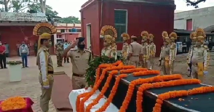 tribute to cisf soldier, CISF के जवान को दी गई श्रद्धांजलि