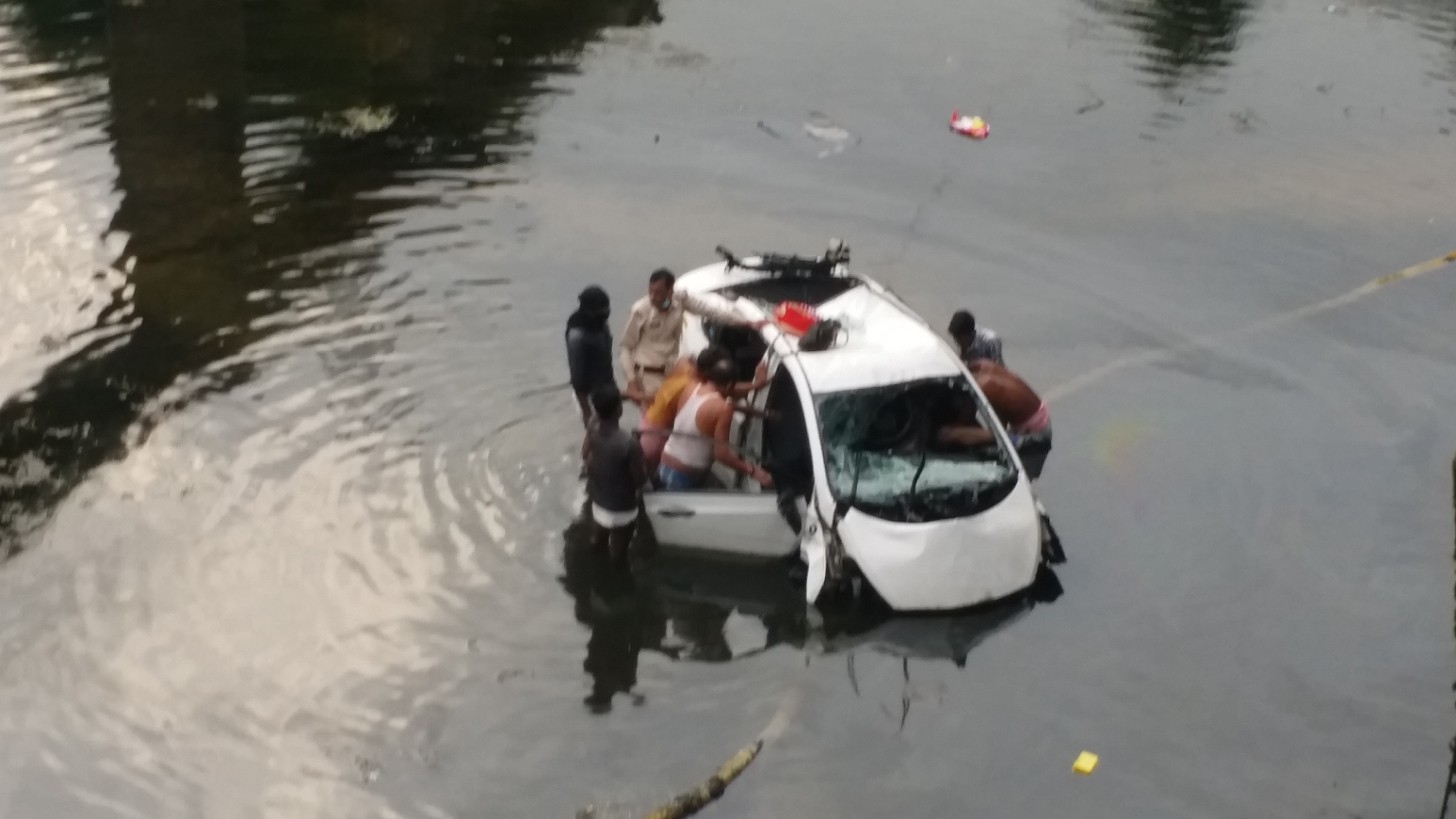 নিয়ন্ত্রণ হারিয়ে পুলের নীচে গাড়ি, মহিলা ও শিশু সহ মৃত 5