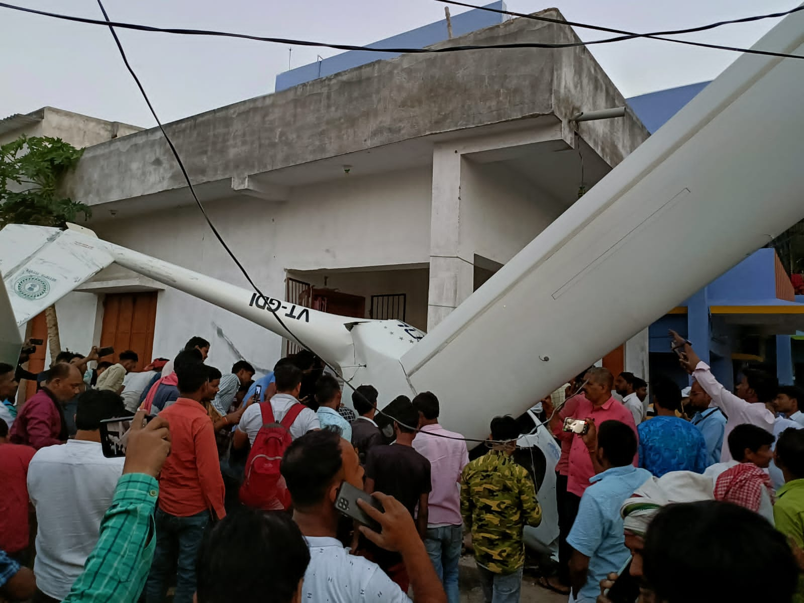 Glider crashes at Dhanbad airport  two seriously injured  Jharkhand plane crash  ಜಾರ್ಖಂಡ್‌ನಲ್ಲಿ ನಡೆದ ವಿಮಾನ ಅಪಘಾತ  ಲಘು ಗಾತ್ರದ ವಿಮಾನ ಅಪಘಾತ  ಪೈಲಟ್ ಸೇರಿದಂತೆ 14 ವರ್ಷದ ಬಾಲಕನೊಬ್ಬ ಗಾಯ  ಆಗಸದಲ್ಲಿ ವಿಮಾನದ ಇಂಜಿನ್​ ಬಂದ್  ಮನೆಗೆ ಅಪ್ಪಳಿಸಿದ ಗ್ಲೈಡರ್  ವಿಡಿಯೋದಲ್ಲಿ ಸೆರೆಯಾಗಿದೆ ಭಯಂಕರ ದೃಶ್ಯ  ಲಘು ಗಾತ್ರದ ವಿಮಾನ