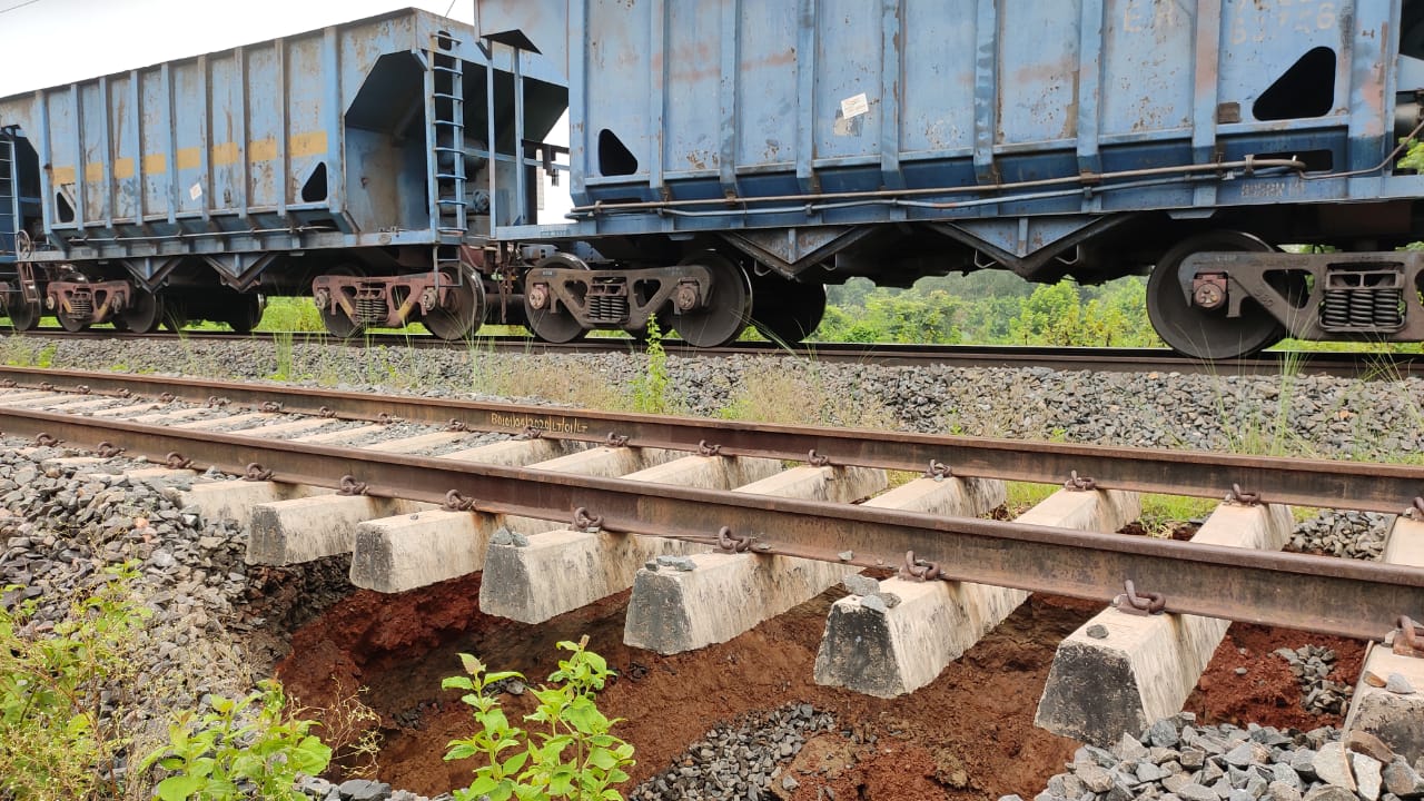 landslide-under-railway-line-in-dhanbad-going-to-mpl-gaya-howrah-grand-card-rail-line-passes-nearby